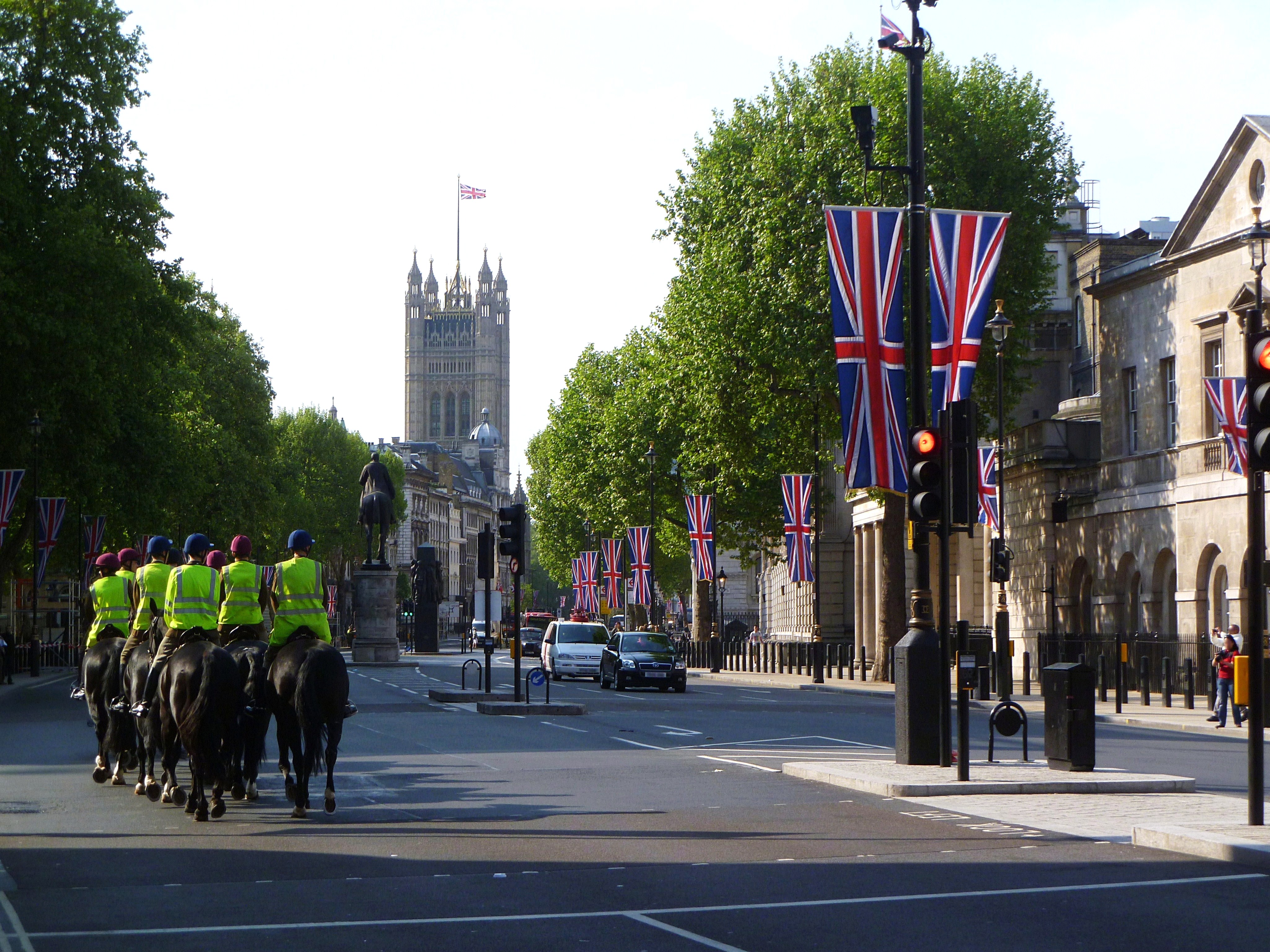 Guardie_a_cavallo_con_parlamento_di_Londra