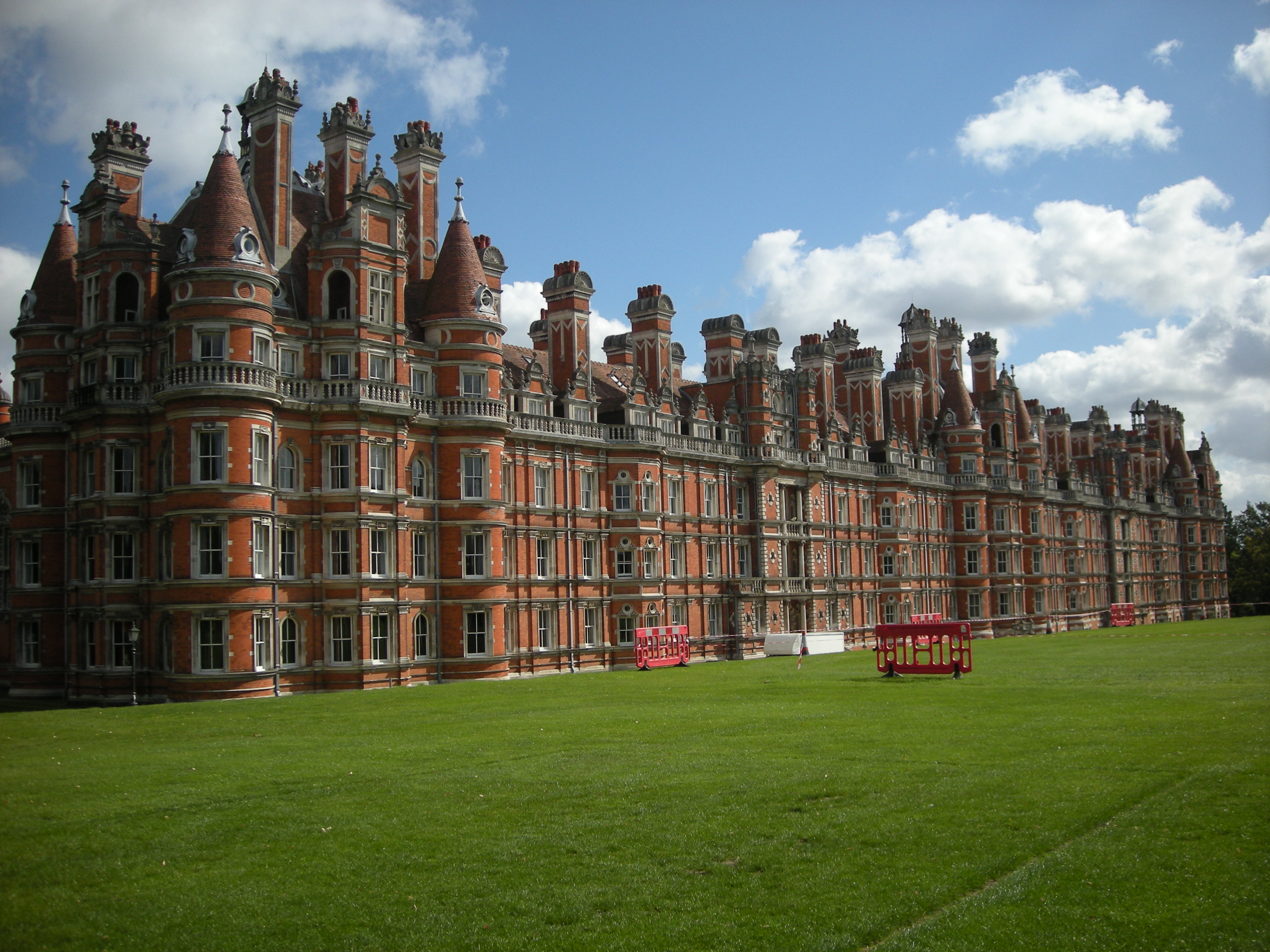 Royal_Holloway,_University_of_London_(2)