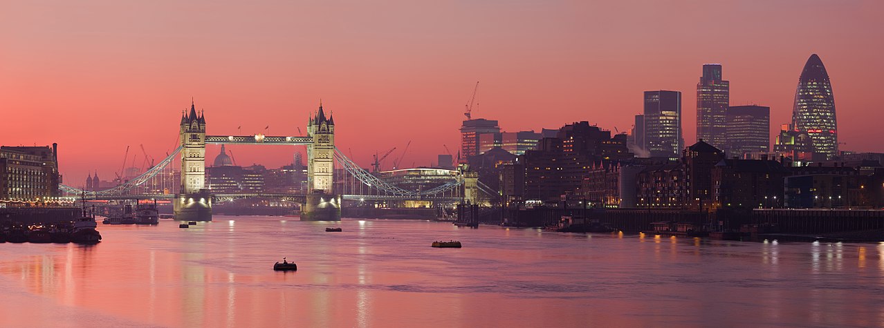 1280px-London_Thames_Sunset_panorama_-_Feb_2008